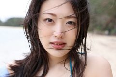 風吹ケイ、向かい風に吹かれて…K点突破ビキニ美バスト