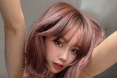 相原美咲、下から覗く立体感バスト