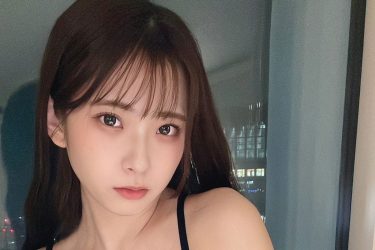 紅羽りお、夜景に映える美ボディ