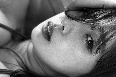 相原美咲、モノクロ写真から漂う大人の色香