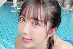 非公開: 天羽希純、プールでノーブラ風ポーズ