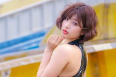 藤井マリー、網タイツ×レザーで輝く芸術的ヒップ