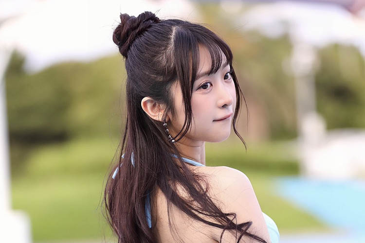 真島なおみ、背中からヒップまで美しい曲線を描くバックショットの画像1