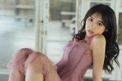 横野すみれ、ドレスから透けるボディラインと素肌