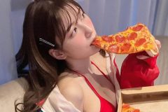 雪平莉左、イケない配達員…大胆露出でピザくわえ