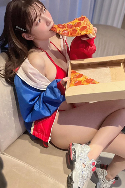 雪平莉左、「イケないピザ配達員」姿の美ボディの画像2