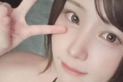 えなこの「これがこう」は黒トレーナーから黒ビキニへ