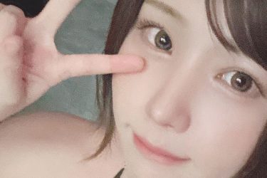 えなこの「これがこう」は黒トレーナーから黒ビキニへ