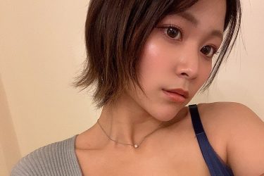 蒼野杏、ビジュ爆発の胸元チラリ