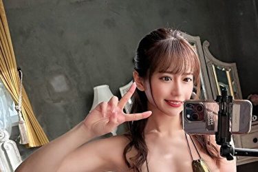 桜りん、思わず照れちゃうV字ハイレグセルフィ