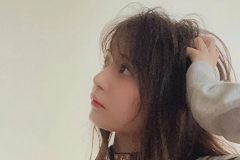 似鳥沙也加、パーカー結んで大胆露出…妖艶ランジェリー姿