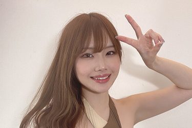 白川のぞみ、ぎゅうぎゅうバストでにっこりピース