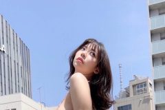 鈴木ふみ奈、ワイルドな脱ぎっぷりのグラマラスボディ