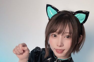 えなこ、ハートの美谷間見てニャー