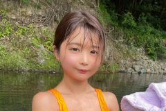 藤田もも、川ダイブの濡れツヤショット