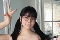 東雲うみ、メガネ×おさげの規格外ボディ