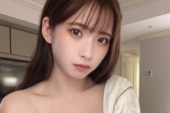 紅羽りお、半脱ぎパジャマでノーブラ柔胸