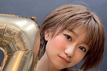 ななせ結衣、金色極小三角ビキニから飛び出す柔バスト