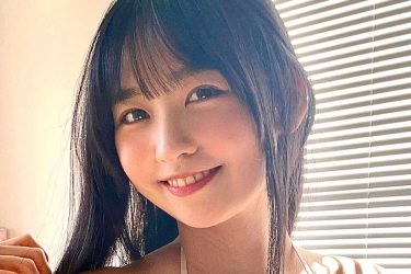 冨十みと、爽やか美女の白ふわ美谷間
