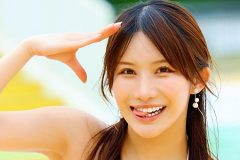 琴井ありさの舌ペロ…純白ビキニで敬礼ポーズ