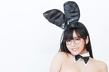 東雲うみ、キュートでスタイル抜群のバニーコス