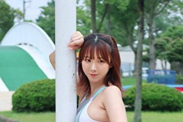 日向葵衣、目覚めのハイレグヒップライン