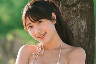 岡本杷奈、木陰で佇むスレンダー美女