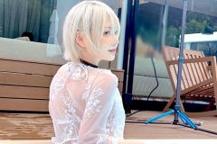 篠崎こころ、ピタ透けバックショット