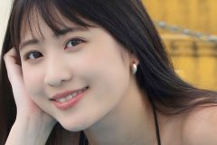 岡本杷奈、丸パイ眩しい寝そべりスマイル