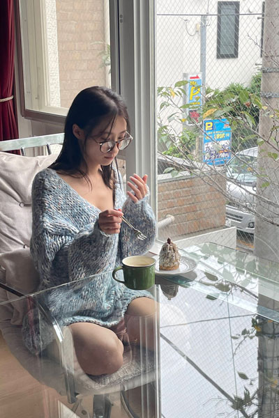 澄田綾乃、美胸V字水着と生足モンブランの画像3