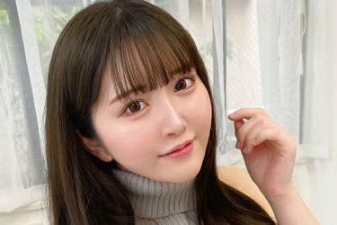もものすけ、穴あきニットの無防備バストで悩殺