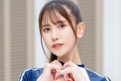 名取くるみ、ジャージ風衣装の魅惑的な下パイ