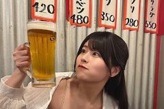 ちとせよしの、ビールジョッキ片手の特大バスト