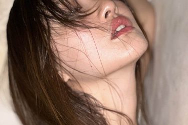 原つむぎ、乱れ髪の壁密着バスト