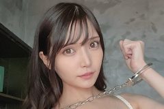 似鳥沙也加、手錠の純白ランジェリー