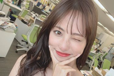 高梨瑞樹、オフィスで美谷間魅せつけ「みずきちピース」