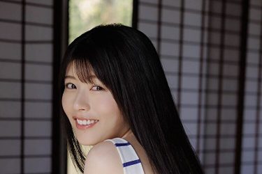ちとせよしの、ノーブラちらパイで無防備な後ろ姿