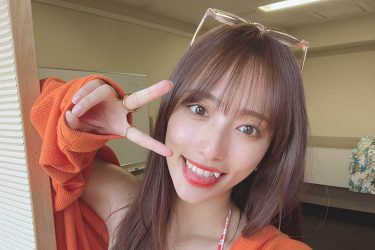 高梨瑞樹、キュートな舌ペロとハツラツ水着姿