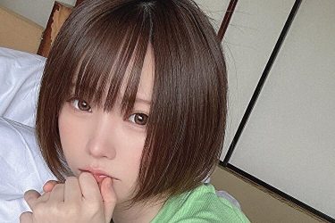 えなこ、瞳輝く寝転びビキニショット