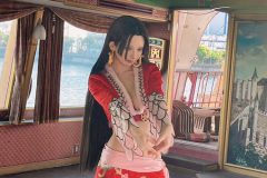 えなこ、スタイル抜群の「ボア・ハンコック」コス