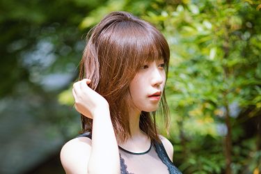 伊織もえ、黒シースルー水着から透けるむっちりボディ