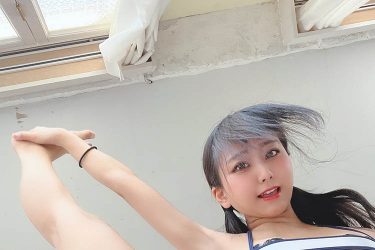 柳丸、下から覗くY字バランスの大開脚