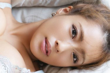 橋本梨菜、仰向けでもモリモリ美バスト