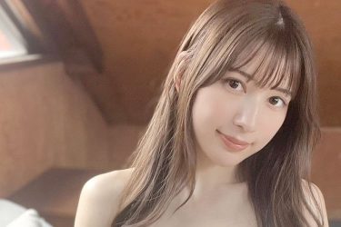 雪平莉左、頬緩む微笑みのオフショット