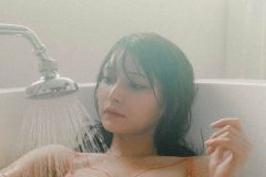 非公開: 似鳥沙也加、びしょ濡れのランジェリー開脚