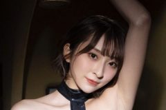 緒方咲、上も下も危険度MAX…衝撃の十字衣装