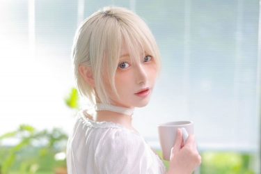 篠崎こころ、テーブル上のふっくら桃尻