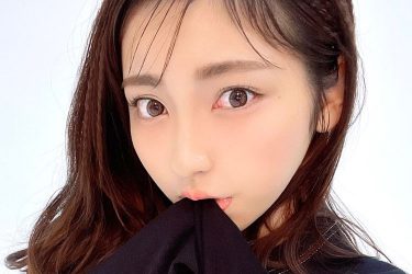 十味、ペロリと咥えシャツ…キュートに美谷間大開放