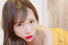 街山みほ、四つん這いから覗く美谷間