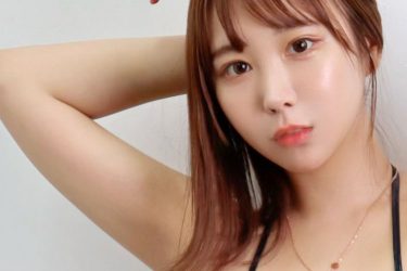 日向葵衣、無邪気にハミパイ